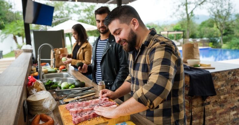 אירוח של 6 שעות בחוץ: איך מטבח חוץ הופך ארוחה ארוכה לחוויה ולא למאמץ